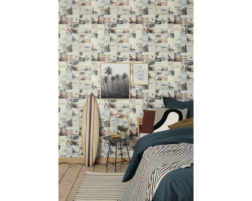 Spálňa s fototapetou, surfovou doskou, posteľou a príručným stolíkom