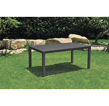 Záhradná scéna s obdĺžnikovým jedálenským stolom z polyratanu