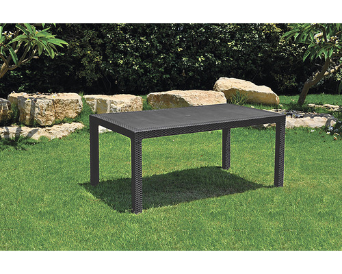 Záhradná scéna s obdĺžnikovým jedálenským stolom z polyratanu