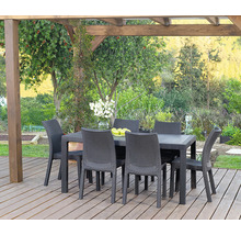 Záhradný nábytok so stolom a šiestimi stoličkami na drevenej terase pod pergolou