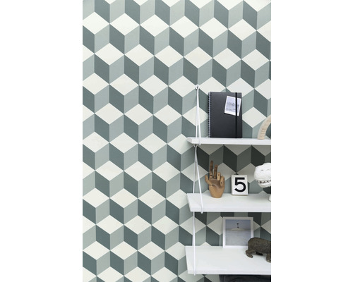 Nástenná dekorácia s geometrickou tapetou v tvare kocky a bielymi policami