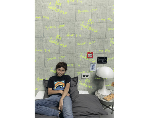 Dekoratívna izba pre mladých s dizajnom stien a posteľou