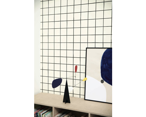 Pohľad do miestnosti s tapetou s kockovaným vzorom.