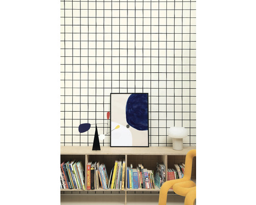 Izba s tapetou s mriežkou, knižnicou a dekoráciami