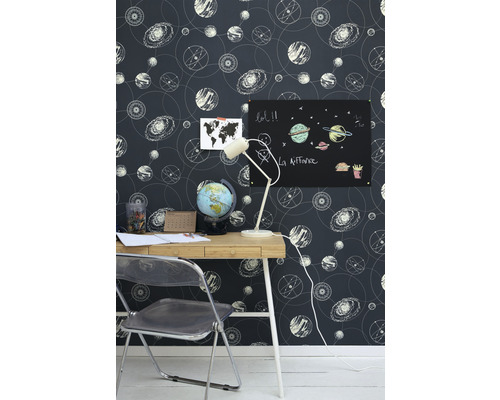 Izba so stolom, stoličkou, lampou a tapetou s astronomickými motívmi