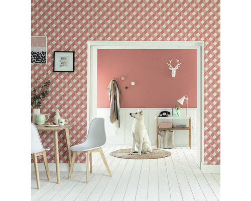 Útulný interiér s tapetou so vzorom, jedálenským stolom, stoličkami a psom