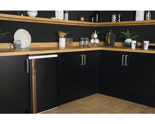 Svetlá kuchyňa s čiernymi kuchynskými skrinkami a drevenými pracovnými doskami.