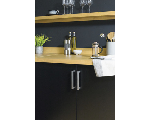 Kuchynská scéna s kuchynskými skrinkami, pracovnou doskou a náčiním