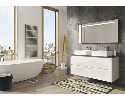 Svetlá kúpeľňa s vaňou, umývadlová skrinka s dvoma umývadlami, osvetlené zrkadlo a ohrievač uterákov