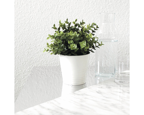 Umelá rastlina v bielom kvetináči