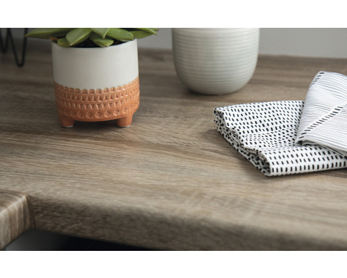 Dekoratívne predmety na pracovnej doske s drevenou štruktúrou