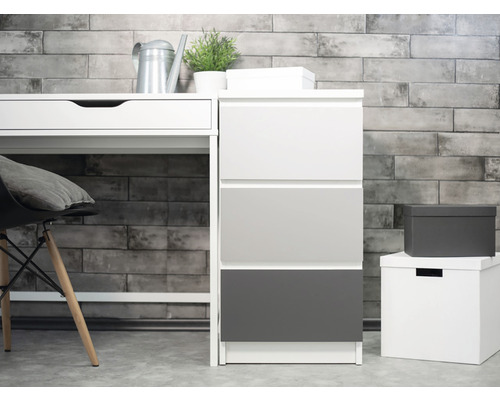 Písací stôl so zásuvkovým prvkom a úložnými boxmi v izbe