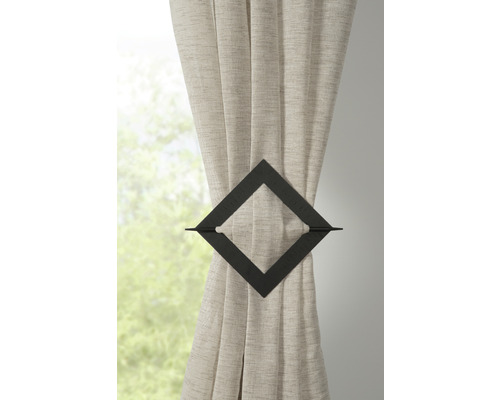 Ozdobný záves s držiakom na závesy v tvare diamantu.