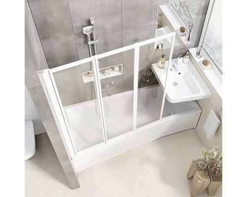 Kúpeľňa s vaňou, vaňovou zástenou, umývadlom a sivými obkladmi