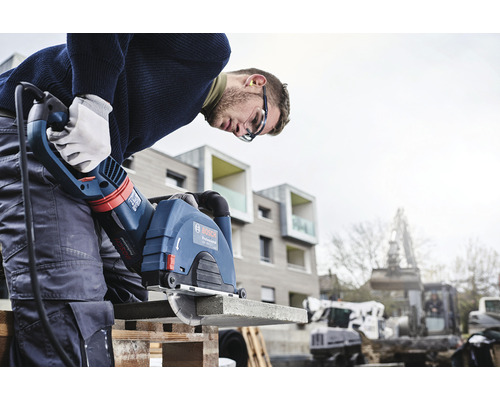 Remeselník reže kameň drážkovacou frézou Bosch