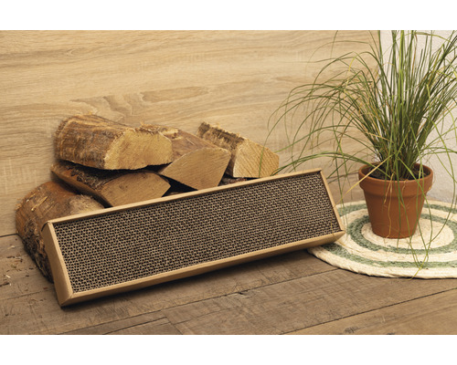 Škrabadlo z kartónu pre mačky, vedľa polien dreva a izbovej rastliny