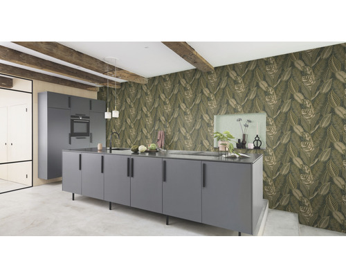 Moderná kuchyňa so sivými skriňami a tapetou s motívom listov