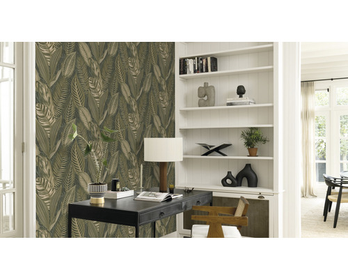 Dekoratívna obývacia izba s tapetou so vzorom listov, písacím stolom a knižnicou