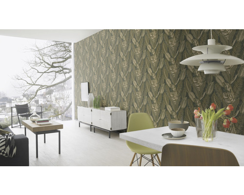 Obývacia izba s tapetou s listami, jedálenským stolom, príborníkom a veľkým oknom