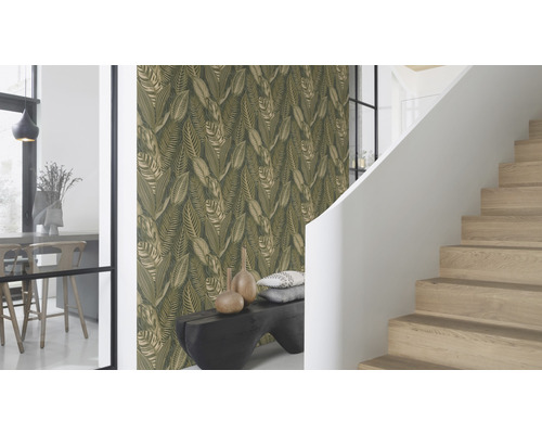 Chodba s tapetou s listovým vzorom, schodiskom a lavicou