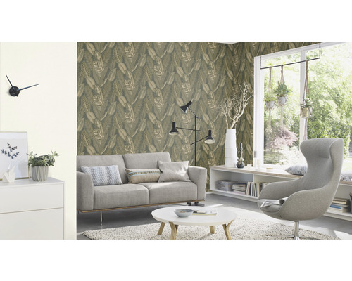 Obývacia izba s pohovkou, kreslom a tapetou so vzorom listov