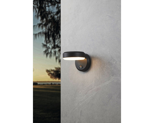 Čierne nástenné svietidlo so senzorom pohybu na stene