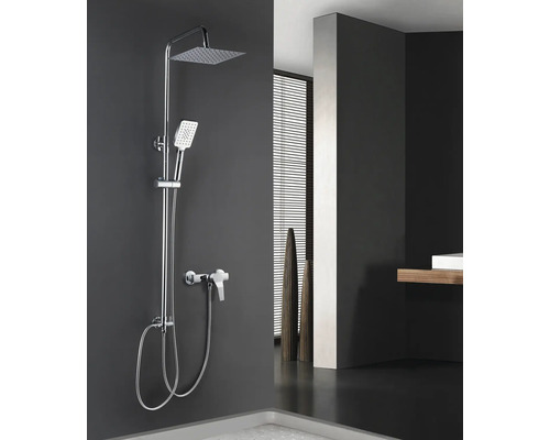 Sprchový stĺp s hlavovou a ručnou sprchou v modernej kúpeľni