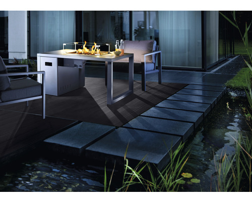 Terasa s ohniskom, posedením a jazierkom