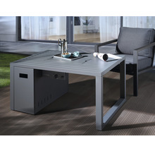 Terasa so sivým záhradným stolom s plynovým ohniskom a zodpovedajúcim kreslom.