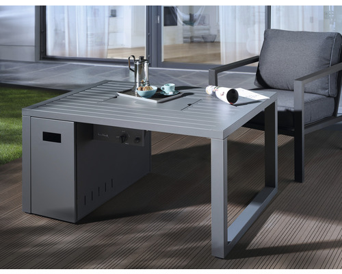 Terasa so sivým záhradným stolom s plynovým ohniskom a zodpovedajúcim kreslom.