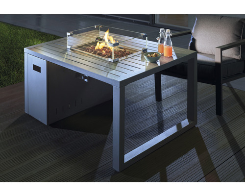 Ohnisko so skleneným okrajom, nápojmi a vonkajším posedením