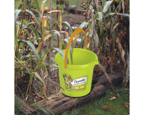 Plastové záhradné vedro s rukoväťou v záhrade