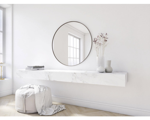 Svetlá miestnosť so zrkadlom, konzolou, vázami a stoličkou