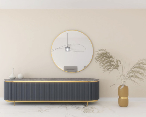 Pohľad do interiéru s nízkou komodou, zrkadlom a dekoráciou