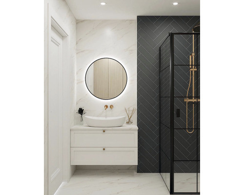 Svetlá kúpeľňa s umývadlom, zrkadlom a sprchou