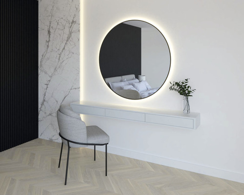 Moderná spálňa s osvetleným zrkadlom, umývadlom a stoličkou