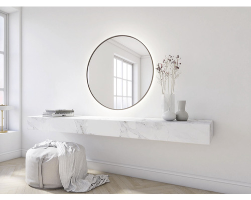 Svetlý interiér so zrkadlom, konzolou, dekoráciou a taburetom