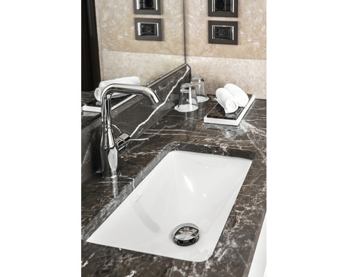 Umývadlo s batériou v kúpeľni