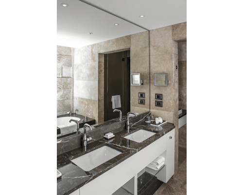 Kúpeľňa s dvojitým umývadlom, zrkadlom a mramorovou pracovnou doskou