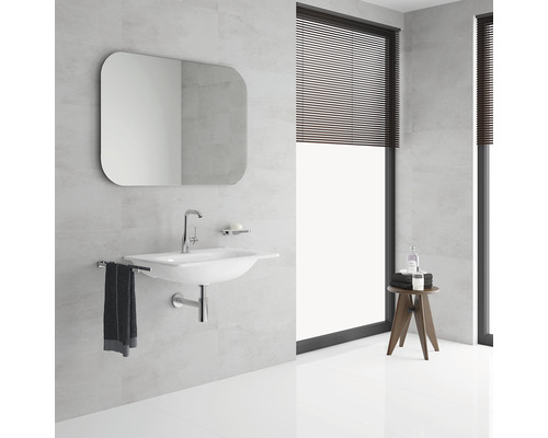 Svetlá kúpeľňa s umývadlom, zrkadlom a oknom so žalúziami.