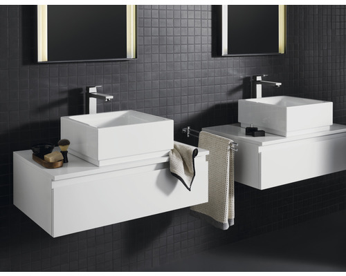 Kúpeľňa s dvoma umývadlami, umývadlovými skrinkami a zrkadlami na tmavej stene