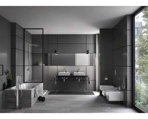 Moderná kúpeľňa s vaňou, sprchou, umývadlom a toaletou