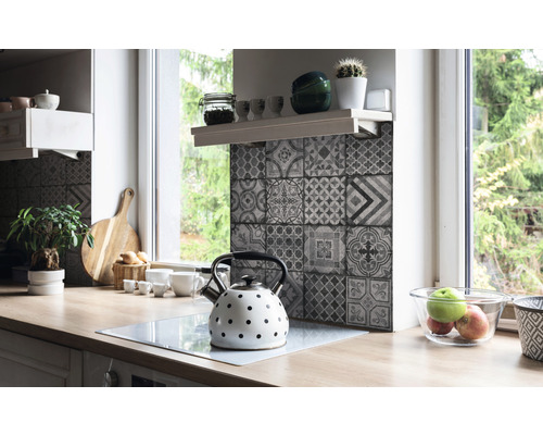 Kuchynská scéna s mozaikovými obkladmi, čajovou kanvicou a drevenou pracovnou doskou