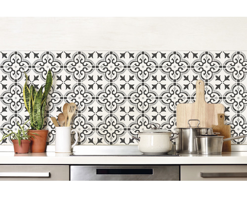 PVC obklad Ceramics Floral Shapes sivý, biely 67,5 x 400 cm Kuchynská scéna so vzorovanými nálepkami na dlaždice, hrncami a rastlinami na pracovnej doske