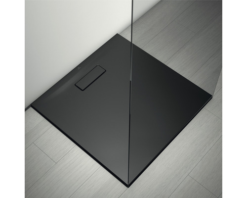 Čierna sprchová vanička s odtokom v kúpeľni