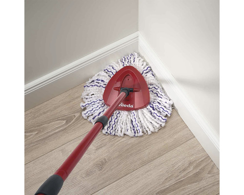 Mop s trojuholníkovou hlavou čistí roh