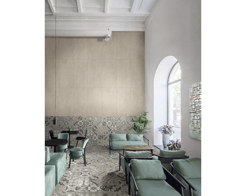 Interiér s podlahovými a nástennými dlaždicami, sedením a dekoratívnymi prvkami.