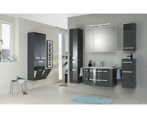 Moderná kúpeľňa s umývadlovou skrinkou, zrkadlovou skrinkou, vysokými skrinkami a stoličkou