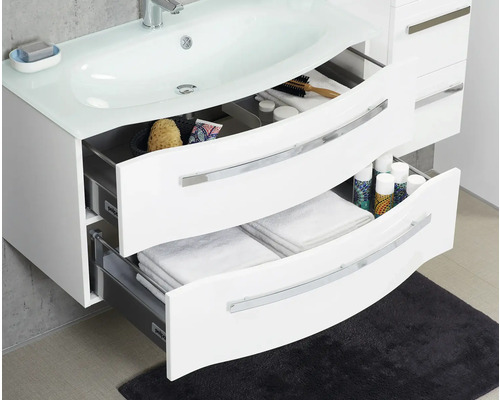 Kúpeľňová skrinka pod umývadlo s otvorenými zásuvkami na uloženie uterákov a kúpeľňových potrieb