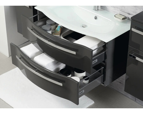 Kúpeľňový nábytok s otvoreným výsuvom a uterákmi